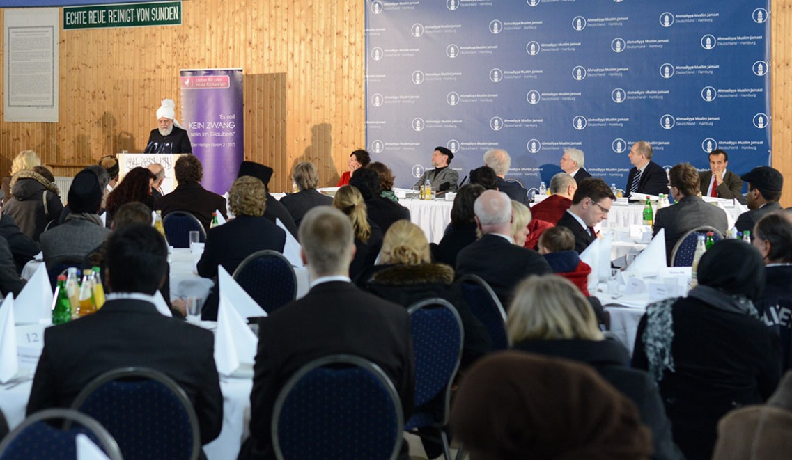 Hazrat Mira Masroor Ahmad, Khalifatul Masih V (aba) in der Bait-ur-Rasheed Moschee, 2012